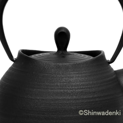 壱鑄堂 南部鐵器 鐵瓶 鐵壺 刷痕0.6L 黑色 日本製 第3張的照片
