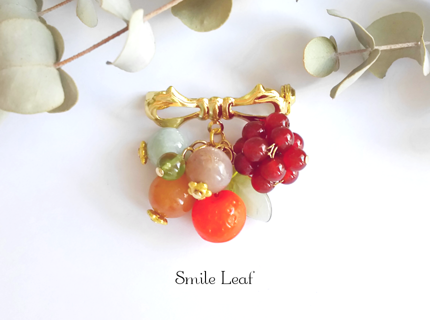 オレンジと天然石のアンティーク風ブローチ