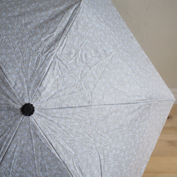 UVカット折りたたみ傘 blowing flower 紫外線99.9%カット 163403 晴雨兼用 竹ハンドル 11枚目の画像