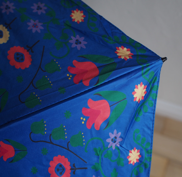UVカット折りたたみ傘 東欧柄 ネイビー 紫外線99.9%カット 晴雨兼用 magyar 163406 日傘 竹ハンドル 11枚目の画像