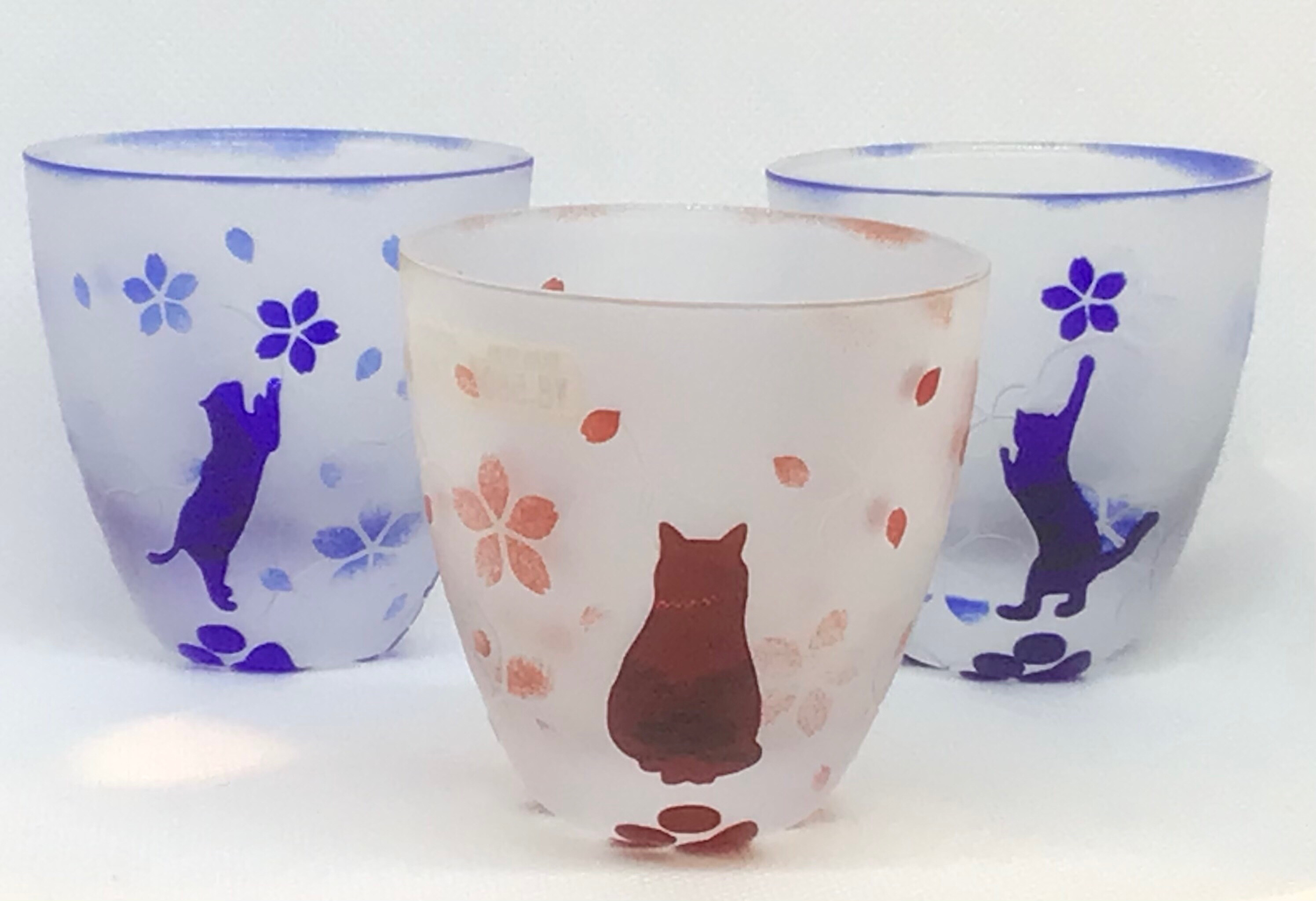 【被せ丸長ぐい呑み 赤/瑠璃】サクラが気になる仔猫