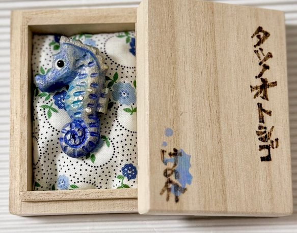 タツノオトシゴの木彫りブローチ(帯留め兼用) 2枚目の画像