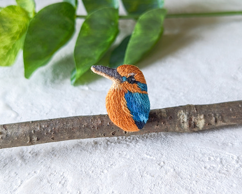 幻の鳥 ミヤコショウビンの刺繍ピンブローチ 鳥 ピンバッチ