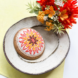 ひまわりのような大輪の花 -auringonkukka- 北欧刺繍くるみボタンブローチ/ヘアゴム 3枚目の画像