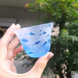 受注制作【minamo】ブルーぐい呑み 酒器 青いグラス 小魚 プレゼント ギフトやお祝いに 父の日 母の日 1枚目の画像