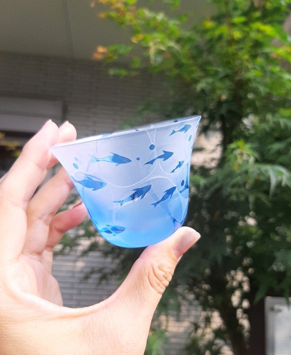 受注制作【minamo】ブルーぐい呑み 酒器 青いグラス 小魚 プレゼント ギフトやお祝いに 父の日 母の日 1枚目の画像