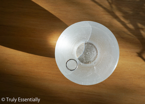 無色透明ガラスのインテリアトレイ -「 灯りのたね 」● 9cm ● 光沢 3枚目の画像