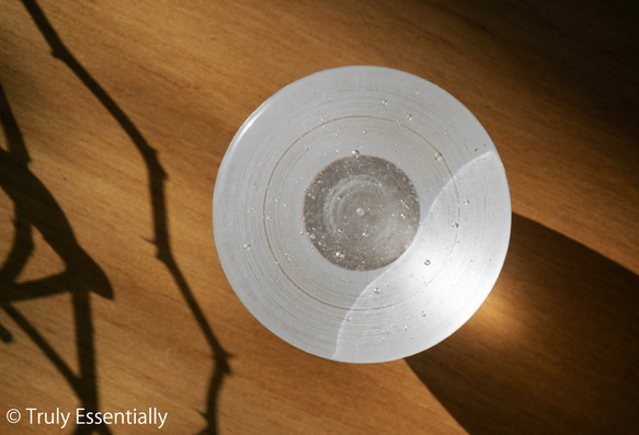 無色透明ガラスのインテリアトレイ -「 灯りのたね 」● 9cm ● 光沢 2枚目の画像