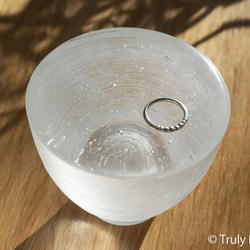 無色透明ガラスのインテリアトレイ -「 灯りのたね 」● 9cm ● 光沢 4枚目の画像