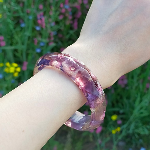 紫の砂利入りレジンバングル