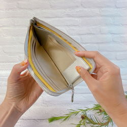 薄くて軽くて大容量なL字長財布 14枚カードポケット 牛革 シュリンクシルバー 4枚目の画像