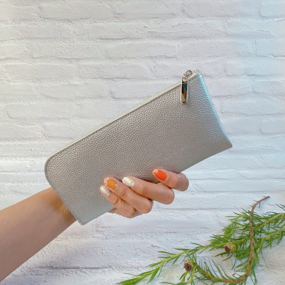 薄くて軽くて大容量なL字長財布 14枚カードポケット 牛革 シュリンクシルバー 2枚目の画像