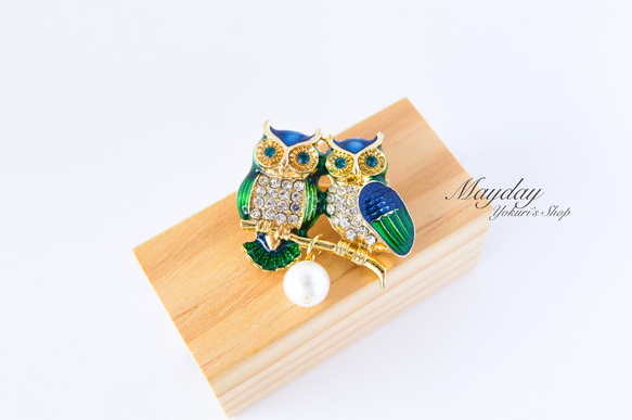 『寄り添う可愛いフクロウのブローチ』　秋 2枚目の画像