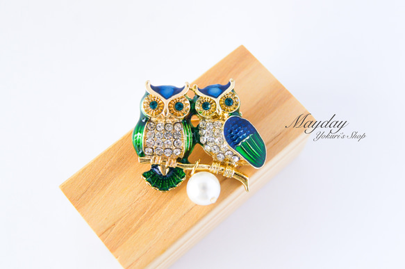 『寄り添う可愛いフクロウのブローチ』　秋 1枚目の画像