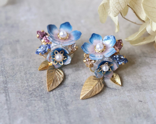 クラシックブルーの花とbijou＊葉っぱの華やかピアス／イヤリング （青