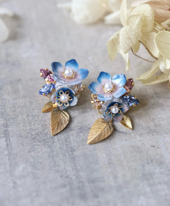 クラシックブルーの花とbijou＊葉っぱの華やかピアス／イヤリング （青