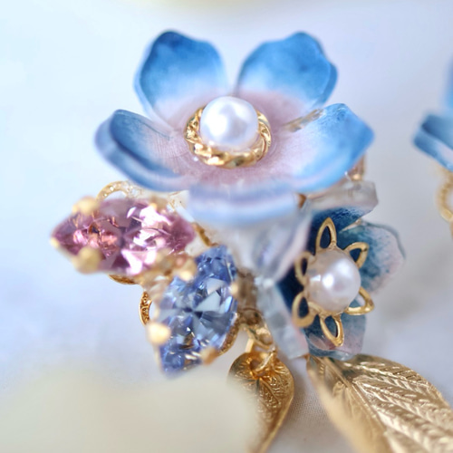 クラシックブルーの花とbijou＊葉っぱの華やかピアス／イヤリング （青