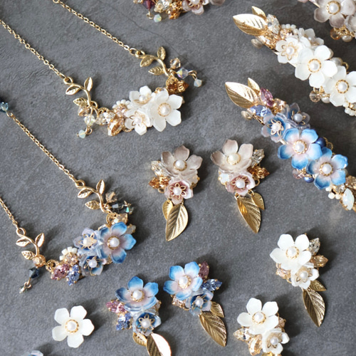 クラシックブルーの花とbijou＊葉っぱの華やかピアス／イヤリング （青