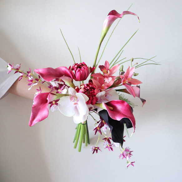 モーヴピンクの胡蝶蘭とリリィのクラッチブーケ♡ 高級造花 ウェディングブーケ アーティフィシャルフラワー 1枚目の画像