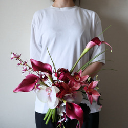 モーヴピンクの胡蝶蘭とリリィのクラッチブーケ♡ 高級造花 ウェディングブーケ アーティフィシャルフラワー 4枚目の画像