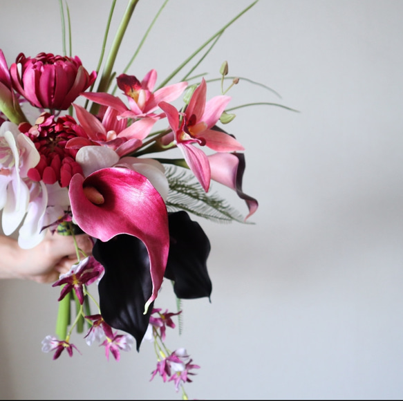 モーヴピンクの胡蝶蘭とリリィのクラッチブーケ♡ 高級造花 ウェディングブーケ アーティフィシャルフラワー 5枚目の画像