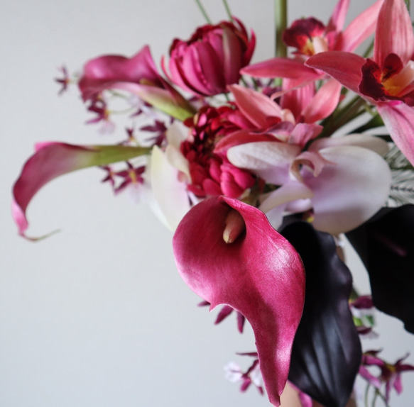 モーヴピンクの胡蝶蘭とリリィのクラッチブーケ♡ 高級造花 ウェディングブーケ アーティフィシャルフラワー 2枚目の画像
