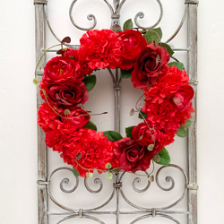母の日フラワー　赤いカーネーションと赤薔薇のリース　ギフト　赤　還暦　壁飾り　誕生日　造花　母の日　無料ラッピング 1枚目の画像