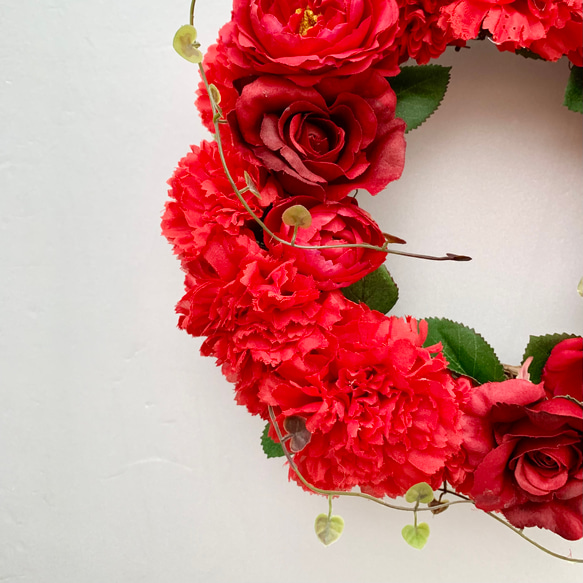 母の日フラワー　赤いカーネーションと赤薔薇のリース　ギフト　赤　還暦　壁飾り　誕生日　造花　母の日　無料ラッピング 8枚目の画像