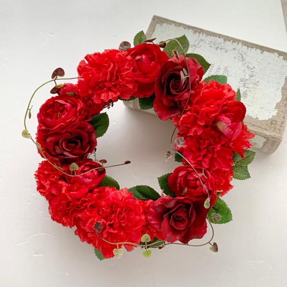 母の日フラワー　赤いカーネーションと赤薔薇のリース　ギフト　赤　還暦　壁飾り　誕生日　造花　母の日　無料ラッピング 4枚目の画像