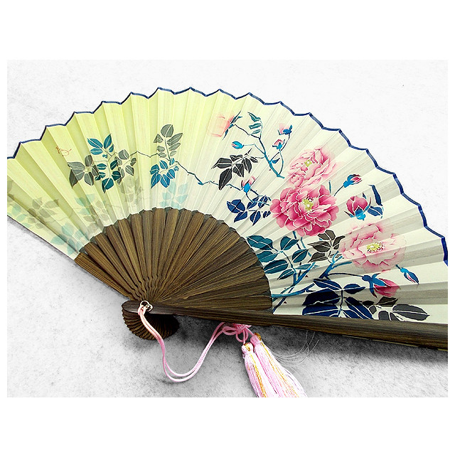 絹扇子（蔓薔薇）（薄生成色・薄黄色）