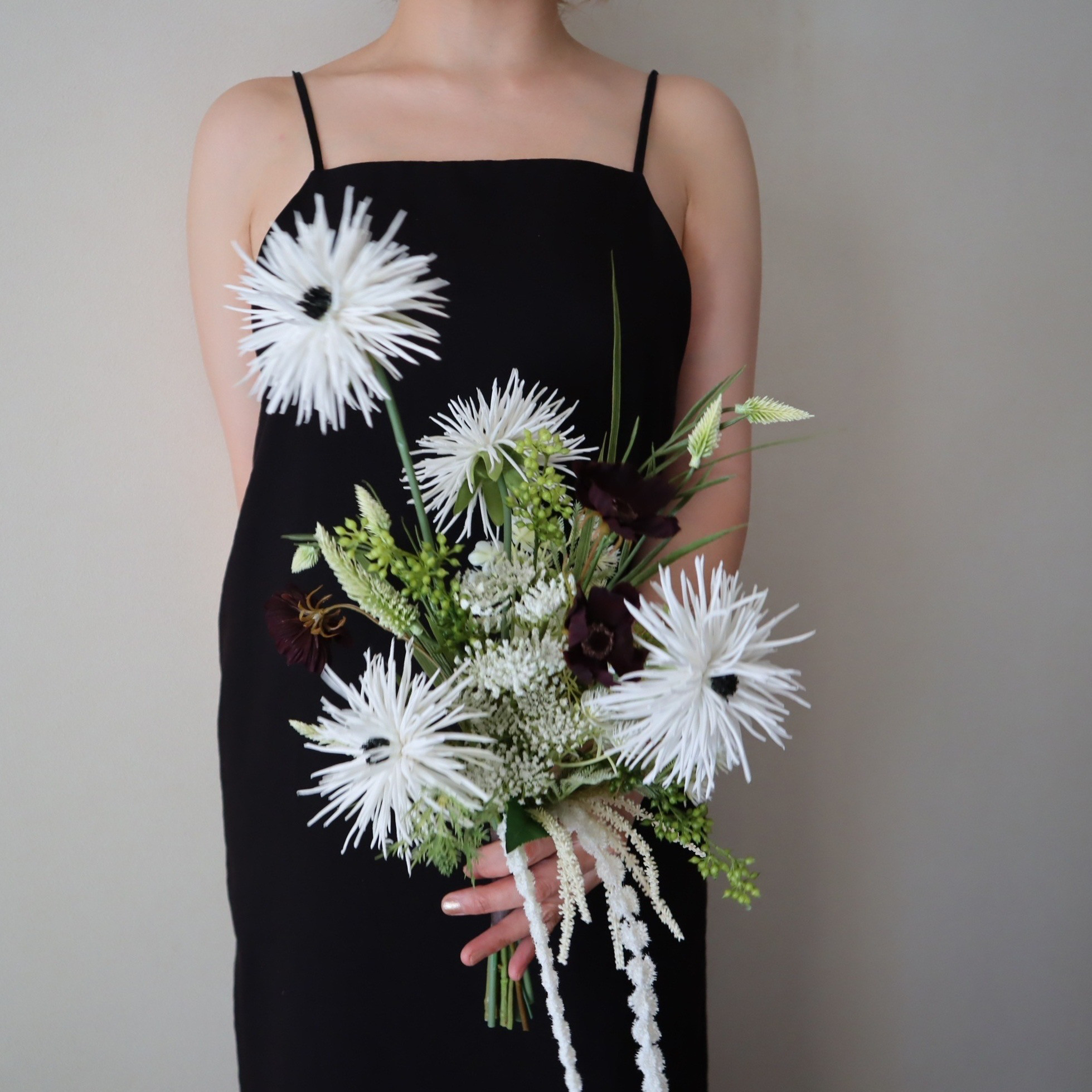 チョコレートコスモスと雰囲気あるガーベラのナチュラルクラッチブーケ♡ ウェディングブーケ