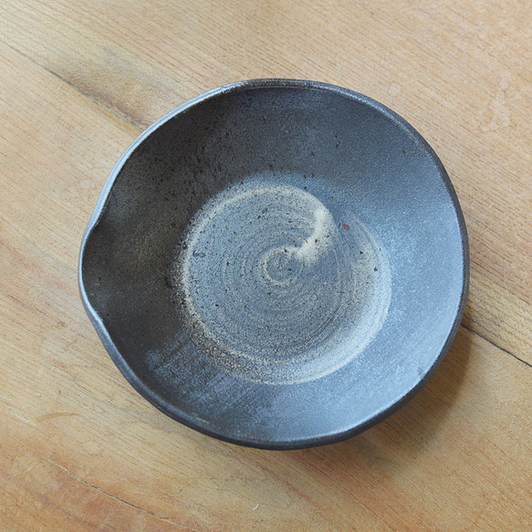 【訳あり品】刷毛目丸皿／黒・焼き〆陶器（レンジ、オーブン、食洗機ＯＫ） 4枚目の画像