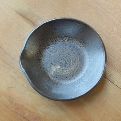 【訳あり品】刷毛目丸皿／黒・焼き〆陶器（レンジ、オーブン、食洗機ＯＫ） 6枚目の画像