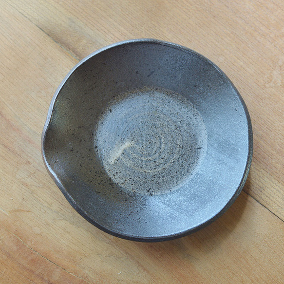 【訳あり品】刷毛目丸皿／黒・焼き〆陶器（レンジ、オーブン、食洗機ＯＫ） 5枚目の画像