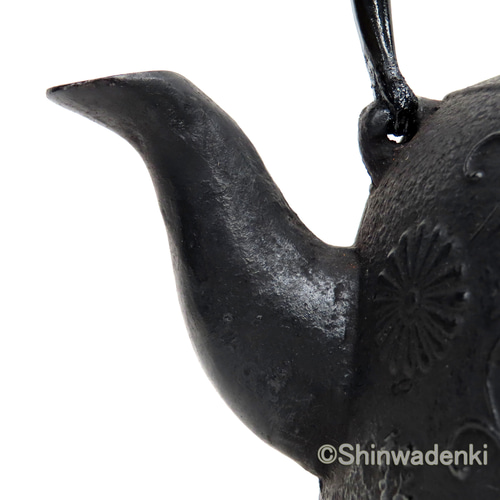 工房和秋 金野和秋作 南部鉄器 鉄瓶 唐菊2L ガス・IH対応 伝統的 工房和秋 金野和秋作 南部鉄器 鉄瓶 唐菊2L ガス・IH対応 伝統的