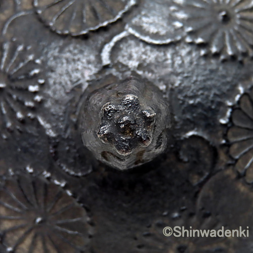 工房和秋 金野和秋作 南部鉄器 鉄瓶 唐菊2L ガス・IH対応 伝統的 工房和秋 金野和秋作 南部鉄器 鉄瓶 唐菊2L ガス・IH対応 伝統的