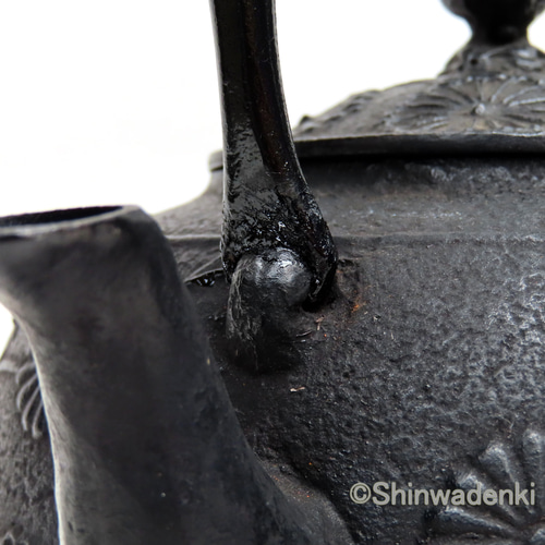 工房和秋 金野和秋作 南部鉄器 鉄瓶 唐菊2L ガス・IH対応 伝統的 工房和秋 金野和秋作 南部鉄器 鉄瓶 唐菊2L ガス・IH対応 伝統的