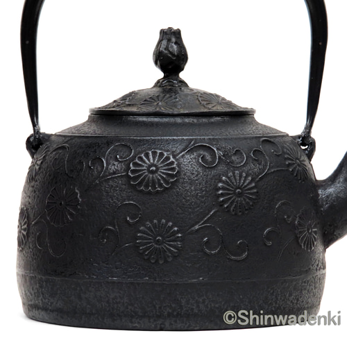工房和秋 金野和秋作 南部鉄器 鉄瓶 唐菊2L ガス・IH対応 伝統的 工房和秋 金野和秋作 南部鉄器 鉄瓶 唐菊2L ガス・IH対応 伝統的