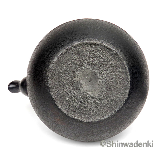 在庫限りで販売終了】工房和秋 金野和秋作 南部鉄器 鉄瓶 丸形松 在庫限りで販売終了】工房和秋 金野和秋作 南部鉄器 鉄瓶 丸形松