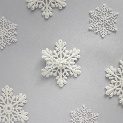 刺繍レースの雪の結晶ベビークリップ（ヘアピン・ヘアゴム変更