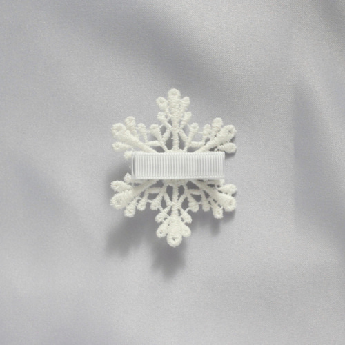 刺繍レースの雪の結晶ベビークリップ（ヘアピン・ヘアゴム変更
