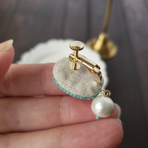【受注生産品】 ホワイトコスモス刺繍 くすみミントビーズ刺繍 イヤリング イヤリング・ノンホールピアス