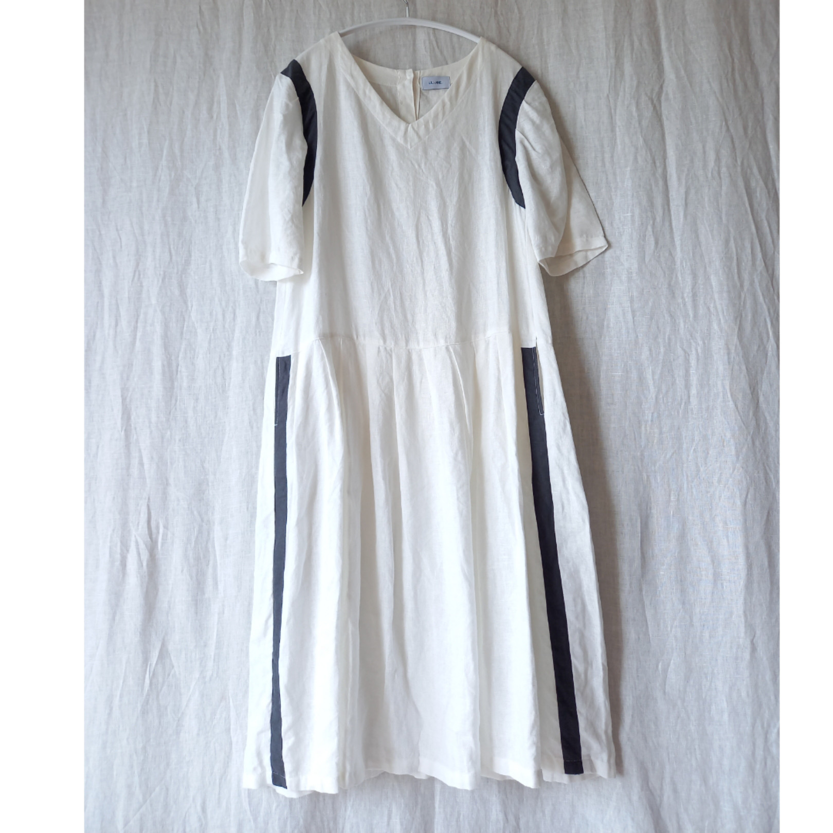 白リネンワンピース　グレーライン 12,000円