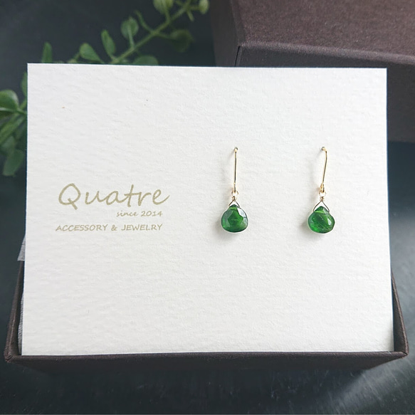 クロムダイオプサイド【Diopside】 ひと粒ピアス 1枚目の画像