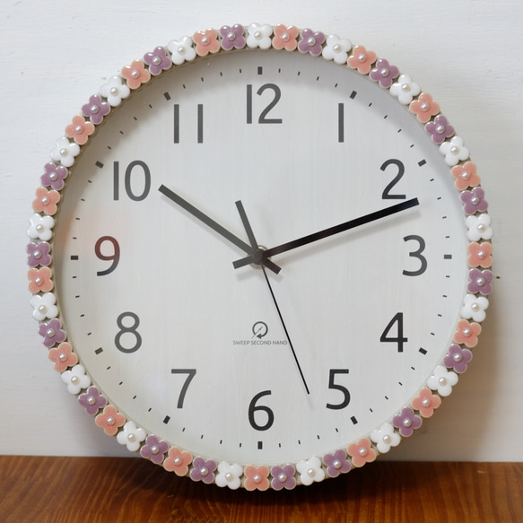 【電波時計に変更可能】美濃焼のお花の掛け時計　ピンク＆パープル 1枚目の画像