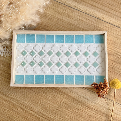 ガラスタイルと白いお花のトレー 美濃焼モザイクタイル 木製小物入れ