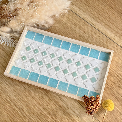 ガラスタイルと白いお花のトレー 美濃焼モザイクタイル 木製小物入れ