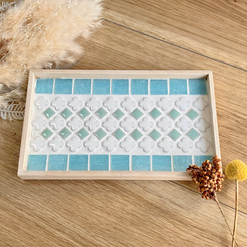 ガラスタイルと白いお花のトレー 美濃焼モザイクタイル 木製小物入れ