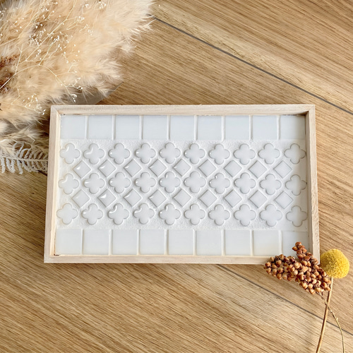 ガラスタイルとお花の真っ白なトレー 美濃焼モザイクタイル 小物入れ