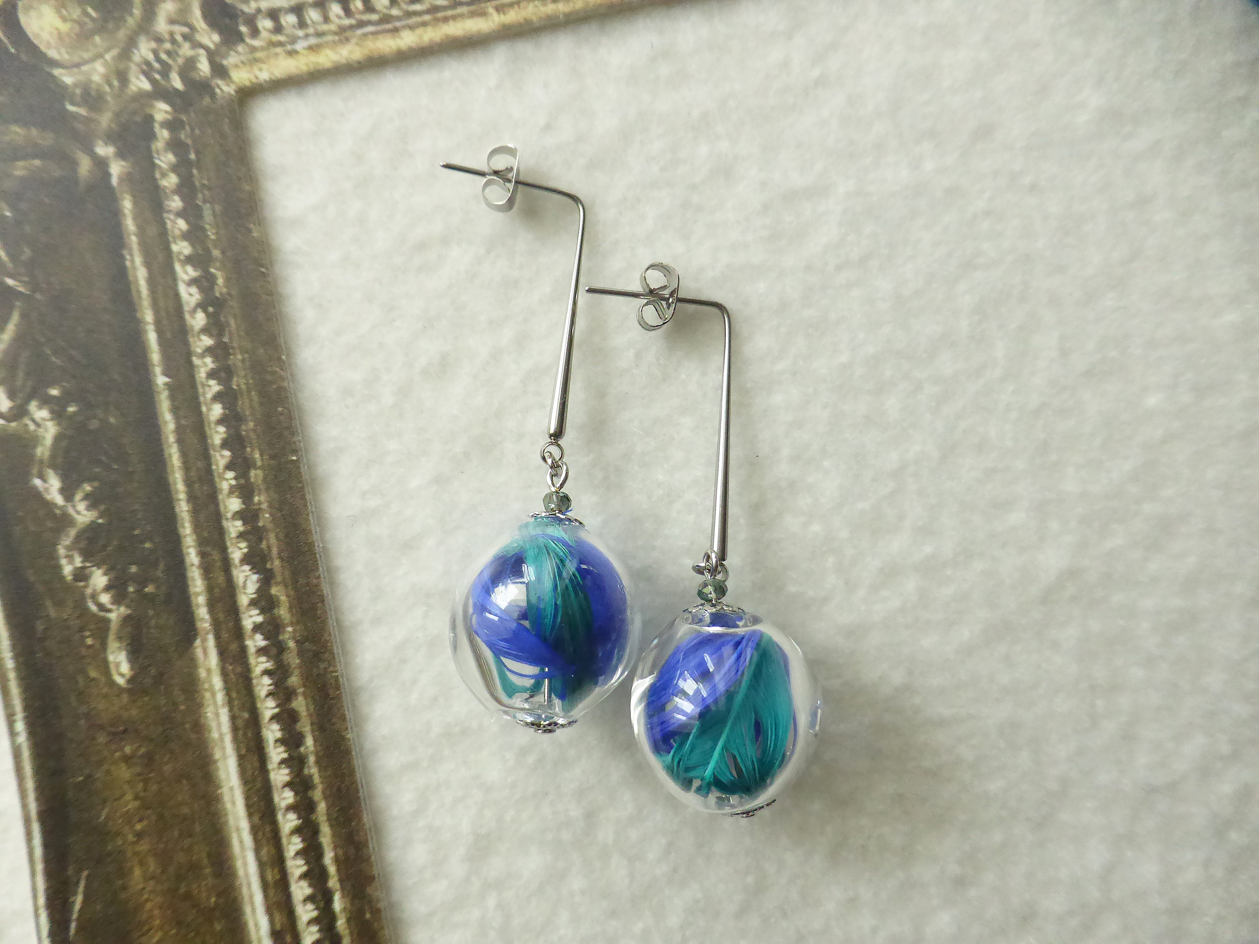 ベネチアンガラスとブルー&グリーンの羽根ピアス 21227